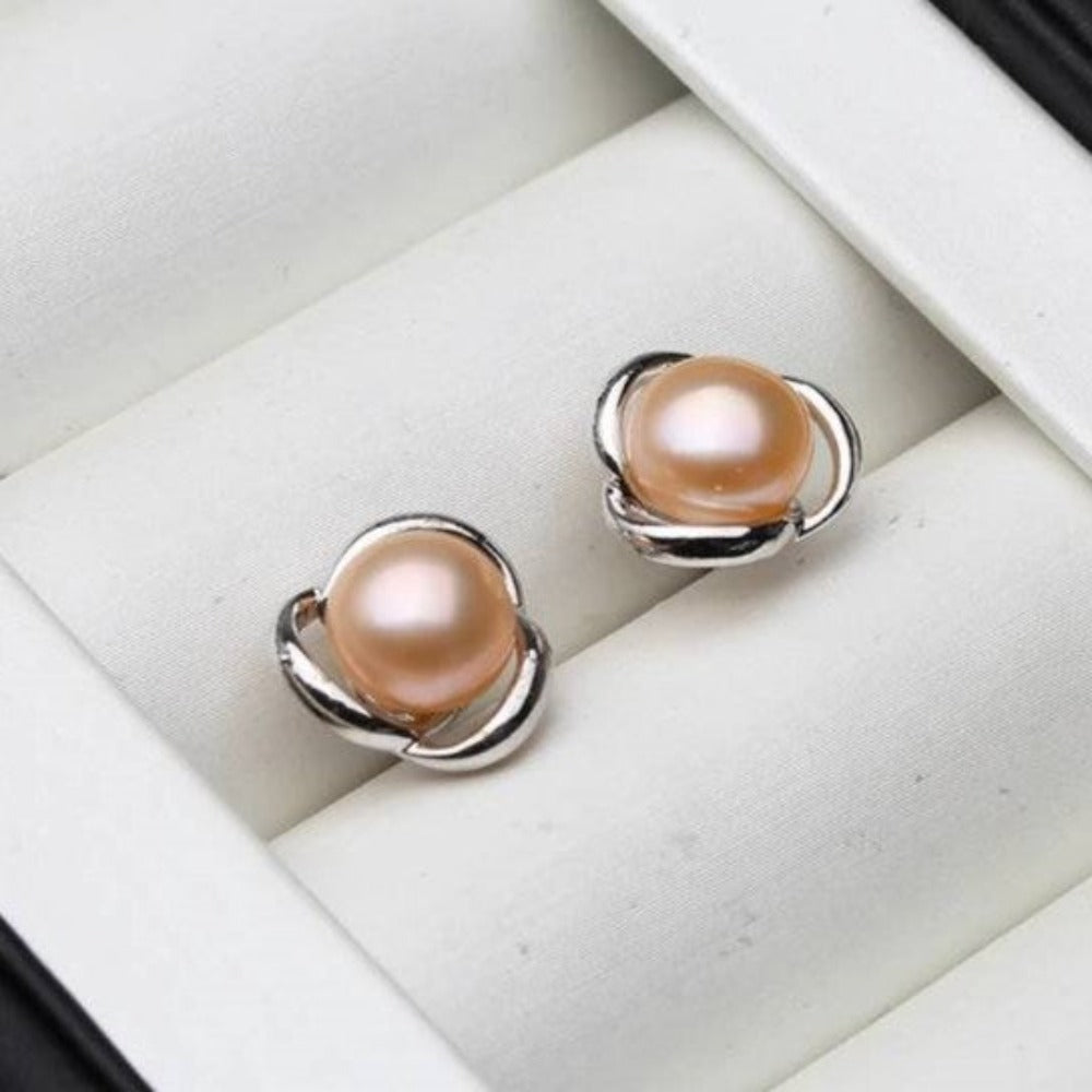 Pendientes clásicos de perlas de agua dulce genuinas en forma de remolino