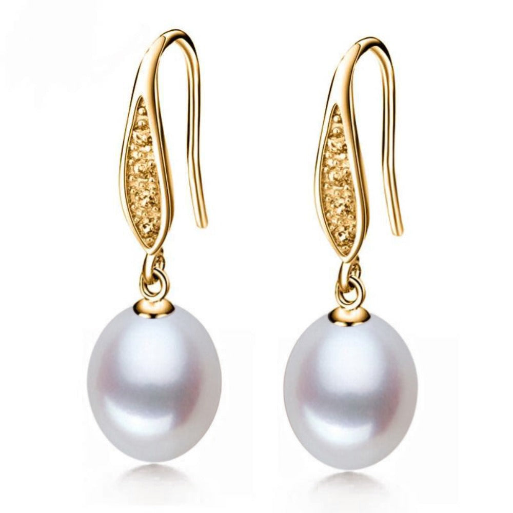 Impresionantes aretes colgantes de perlas de agua dulce con diamantes de imitación en oro