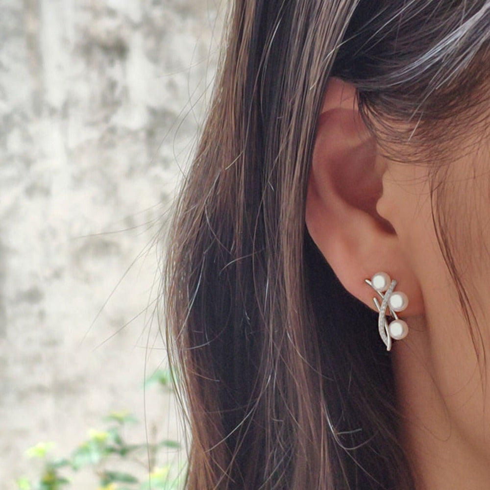 Pendientes de tuerca con triple perla de agua dulce y diamantes de imitación auténticos