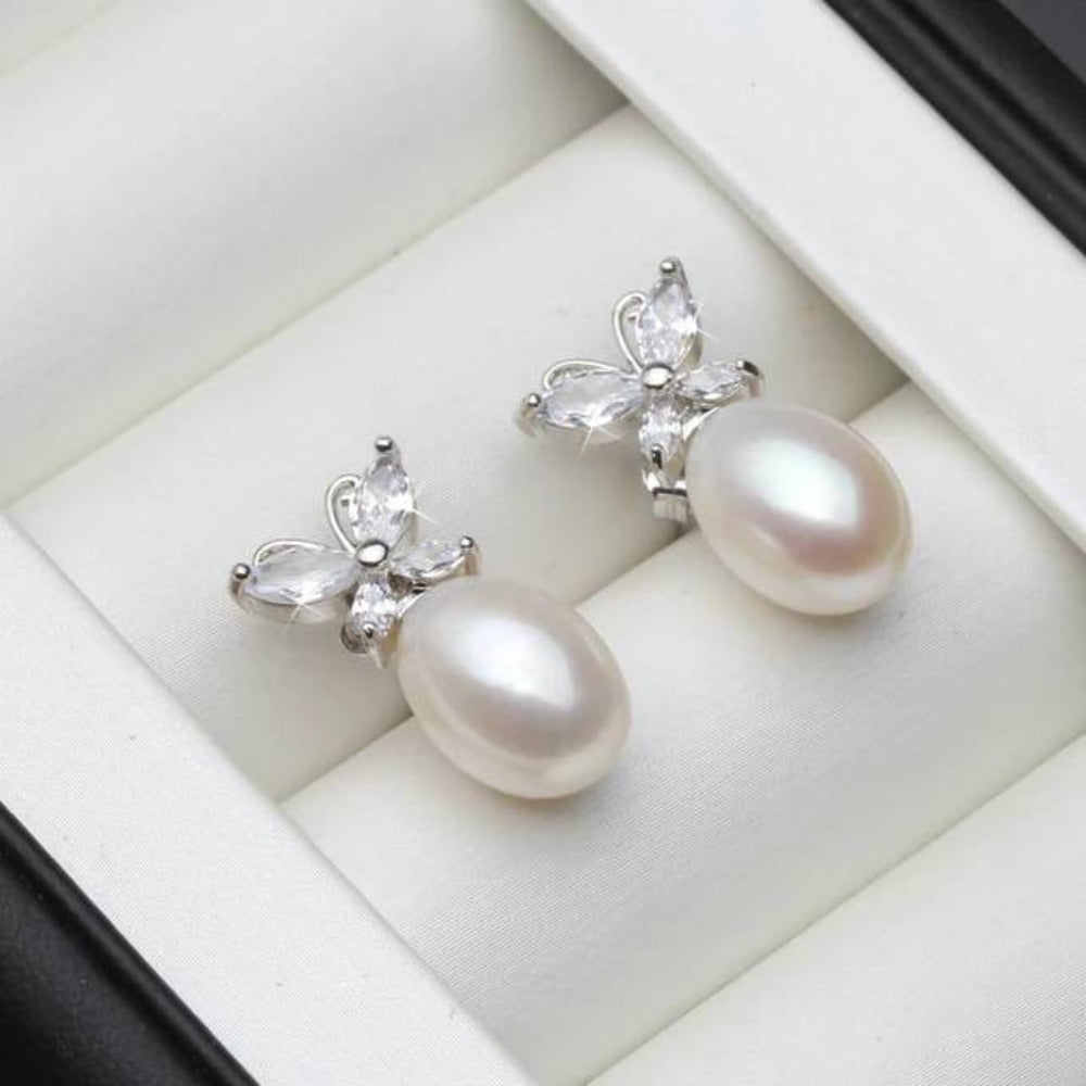 Pendientes de tuerca con forma de mariposa y perlas de agua dulce blancas auténticas y diamantes de imitación