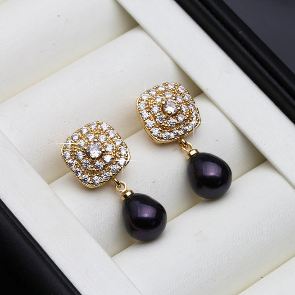 Aretes colgantes con perlas genuinas de agua dulce y diamantes de imitación en oro