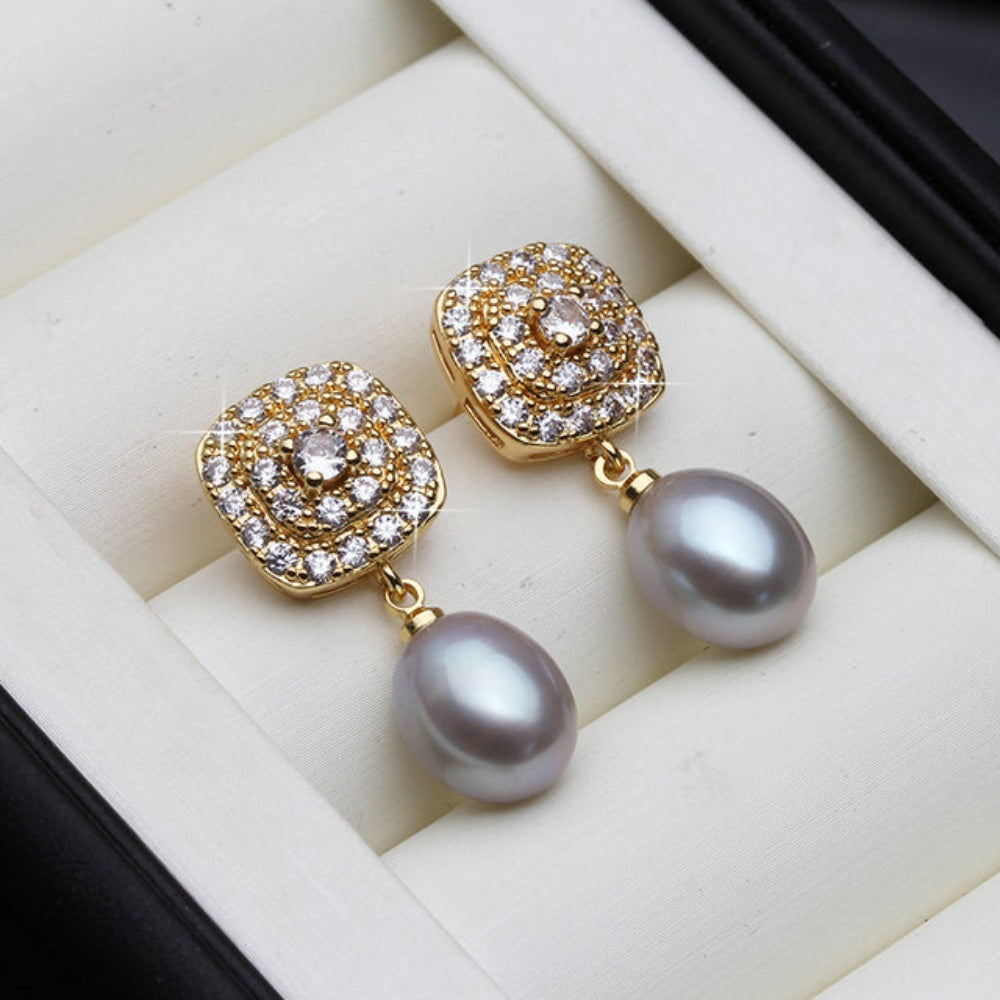 Aretes colgantes con perlas genuinas de agua dulce y diamantes de imitación en oro
