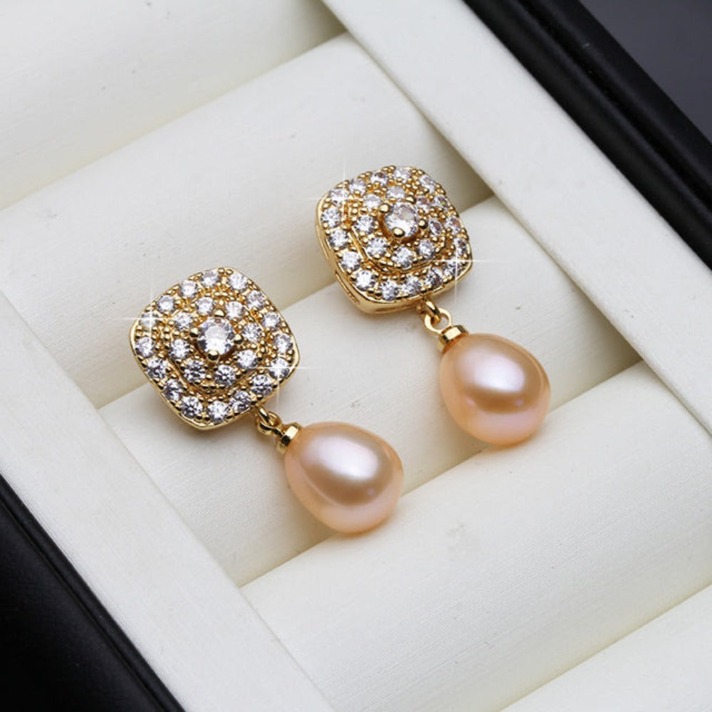 Aretes colgantes con perlas genuinas de agua dulce y diamantes de imitación en oro