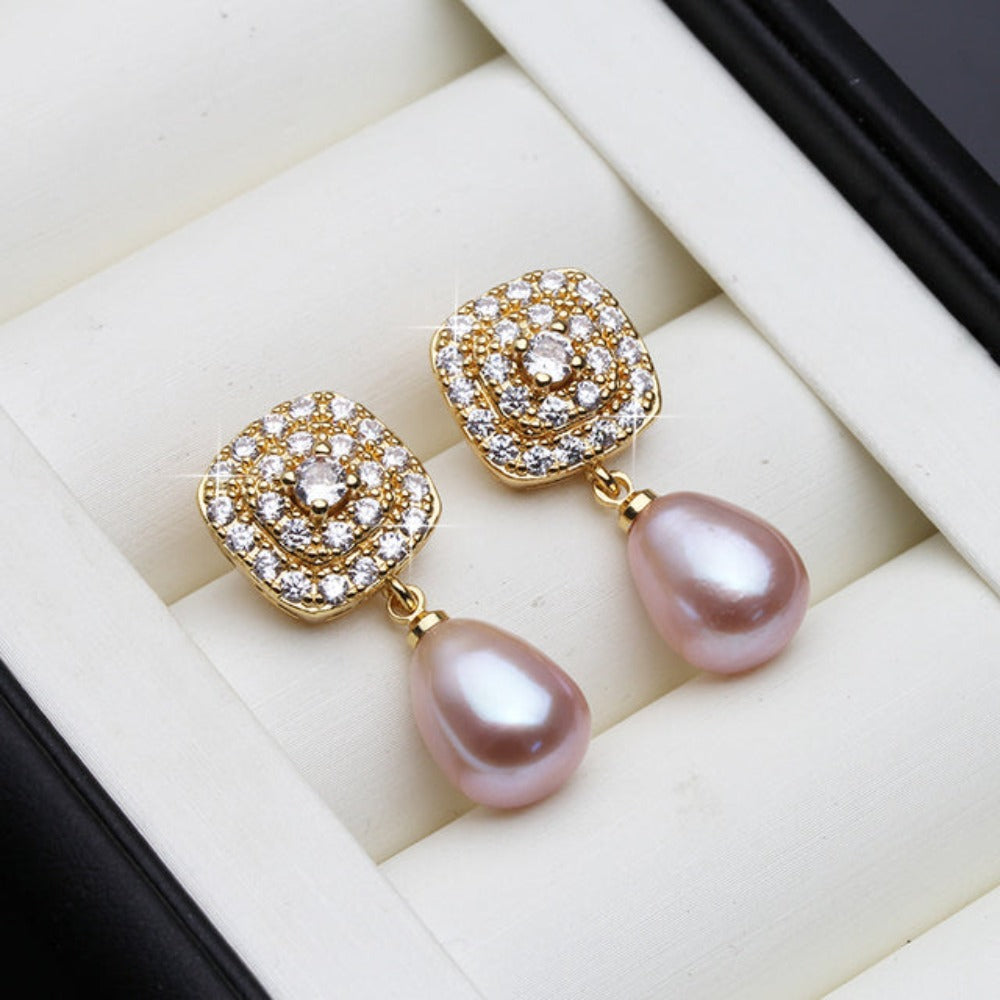 Aretes colgantes con perlas genuinas de agua dulce y diamantes de imitación en oro