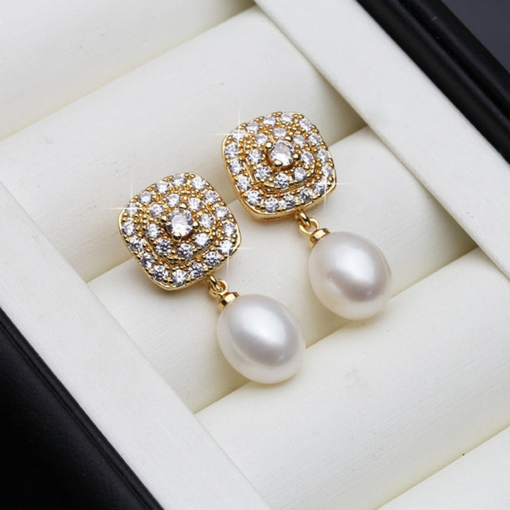 Aretes colgantes con perlas genuinas de agua dulce y diamantes de imitación en oro