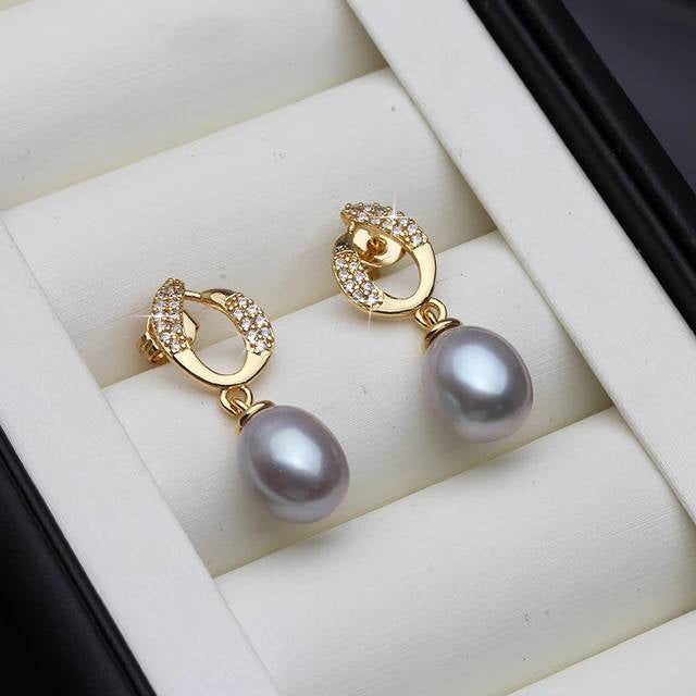 Aretes colgantes de eternidad con perlas genuinas de agua dulce y diamantes de imitación en oro