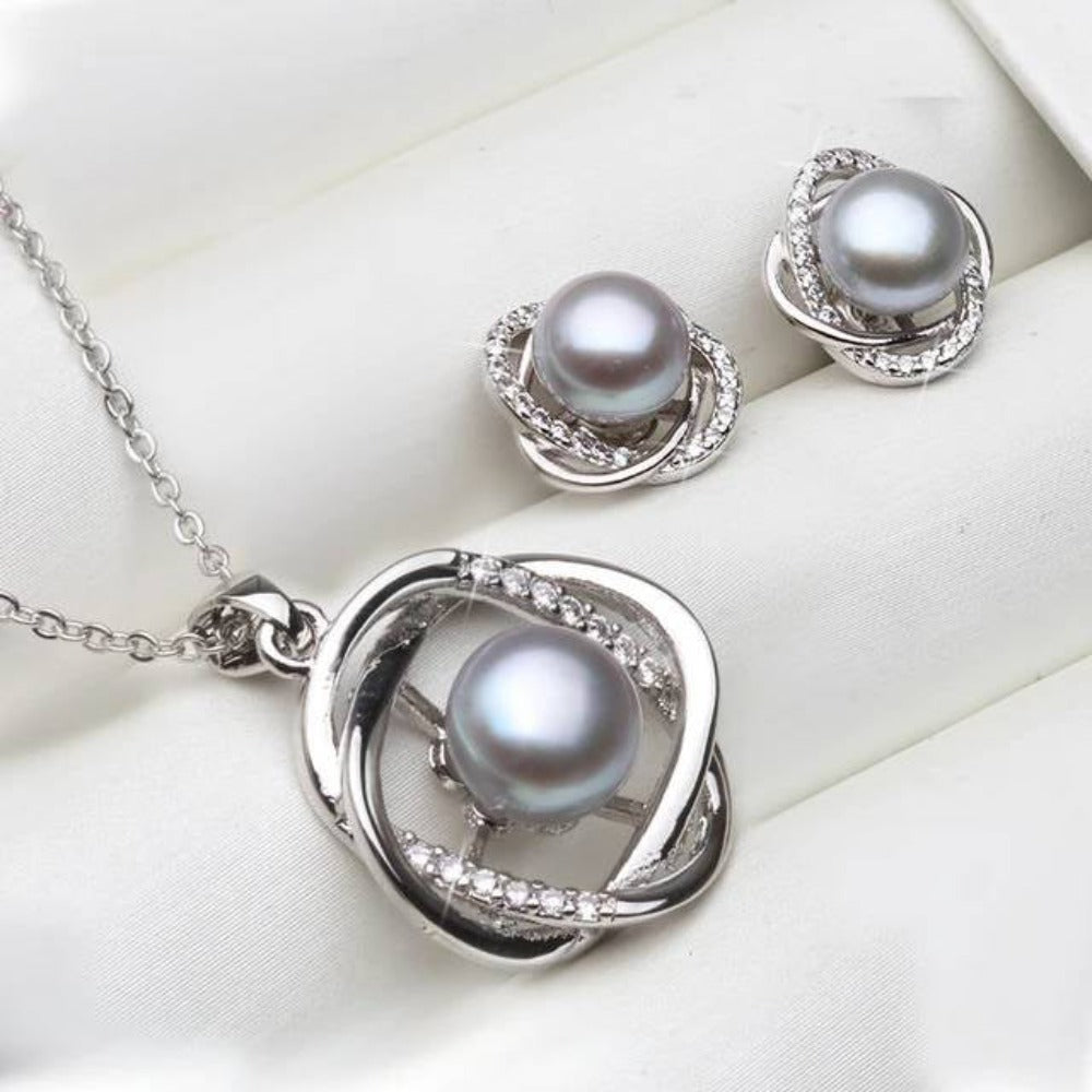 Set mit Ohrringen und Halskette aus echten Süßwasserperlen und künstlichen Diamanten