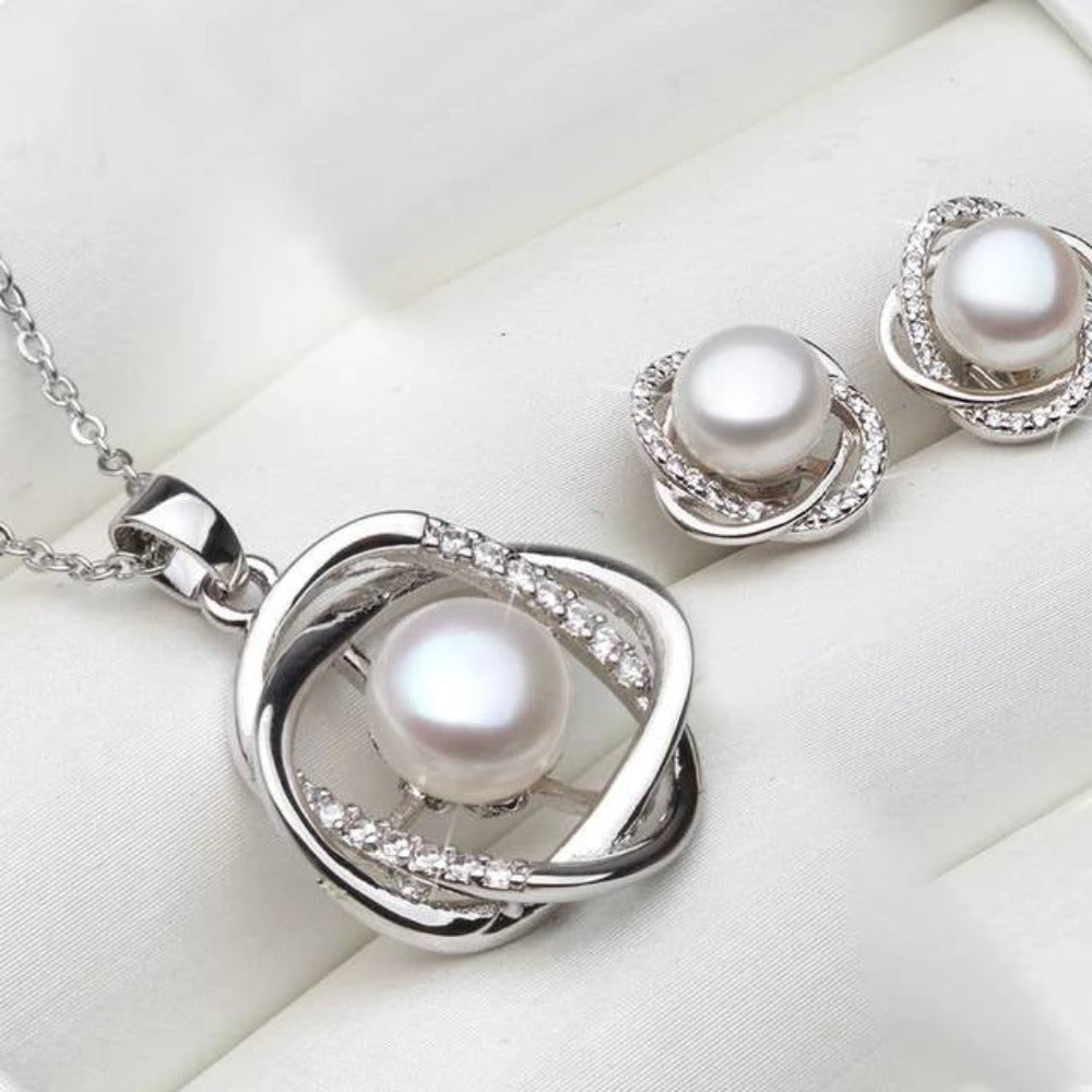 Set mit Ohrringen und Halskette aus echten Süßwasserperlen und künstlichen Diamanten