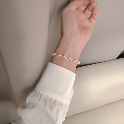 Designer-Cluster-Armband aus echten weißen Süßwasserperlen in Gold