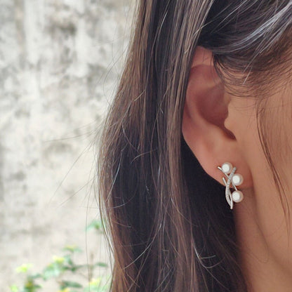 Ohrstecker mit echten dreifachen Süßwasserperlen und künstlichen Diamanten